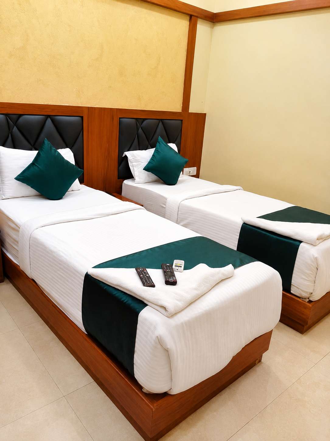 Deluxe Triple Room with twin beds at Hotel Downtown BKC